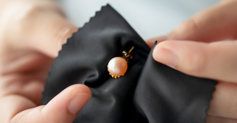 How to Clean Pearl Earrings-3